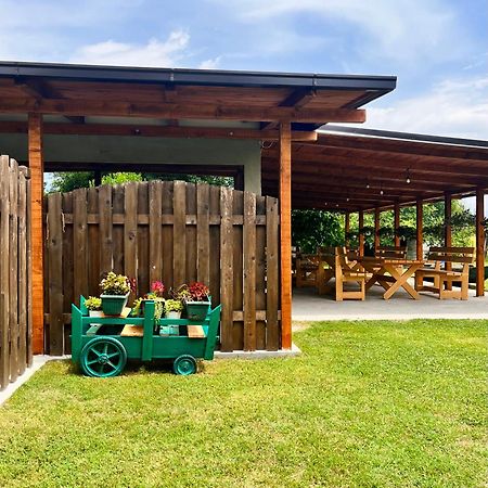 Balabani Local Stay Golubovci Екстер'єр фото