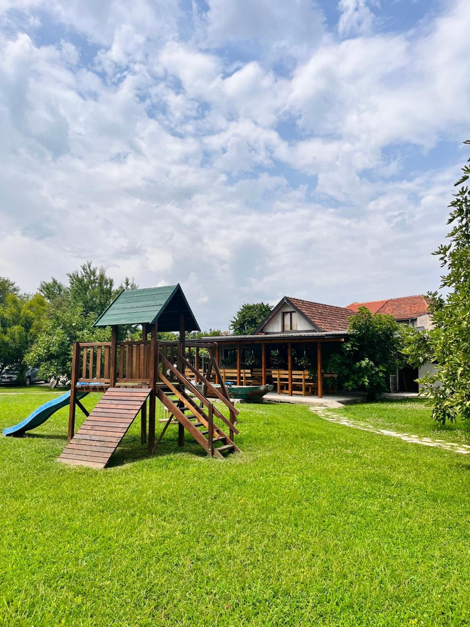Balabani Local Stay Golubovci Екстер'єр фото