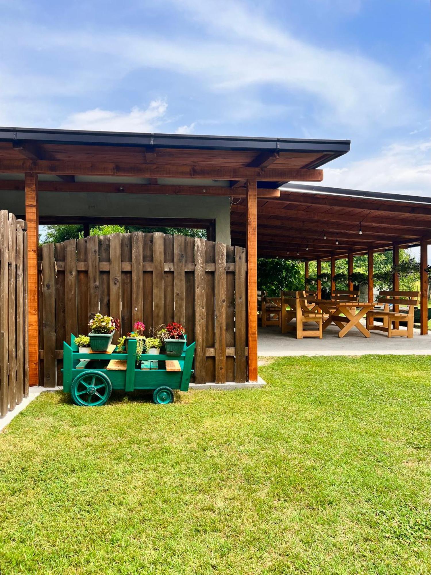 Balabani Local Stay Golubovci Екстер'єр фото