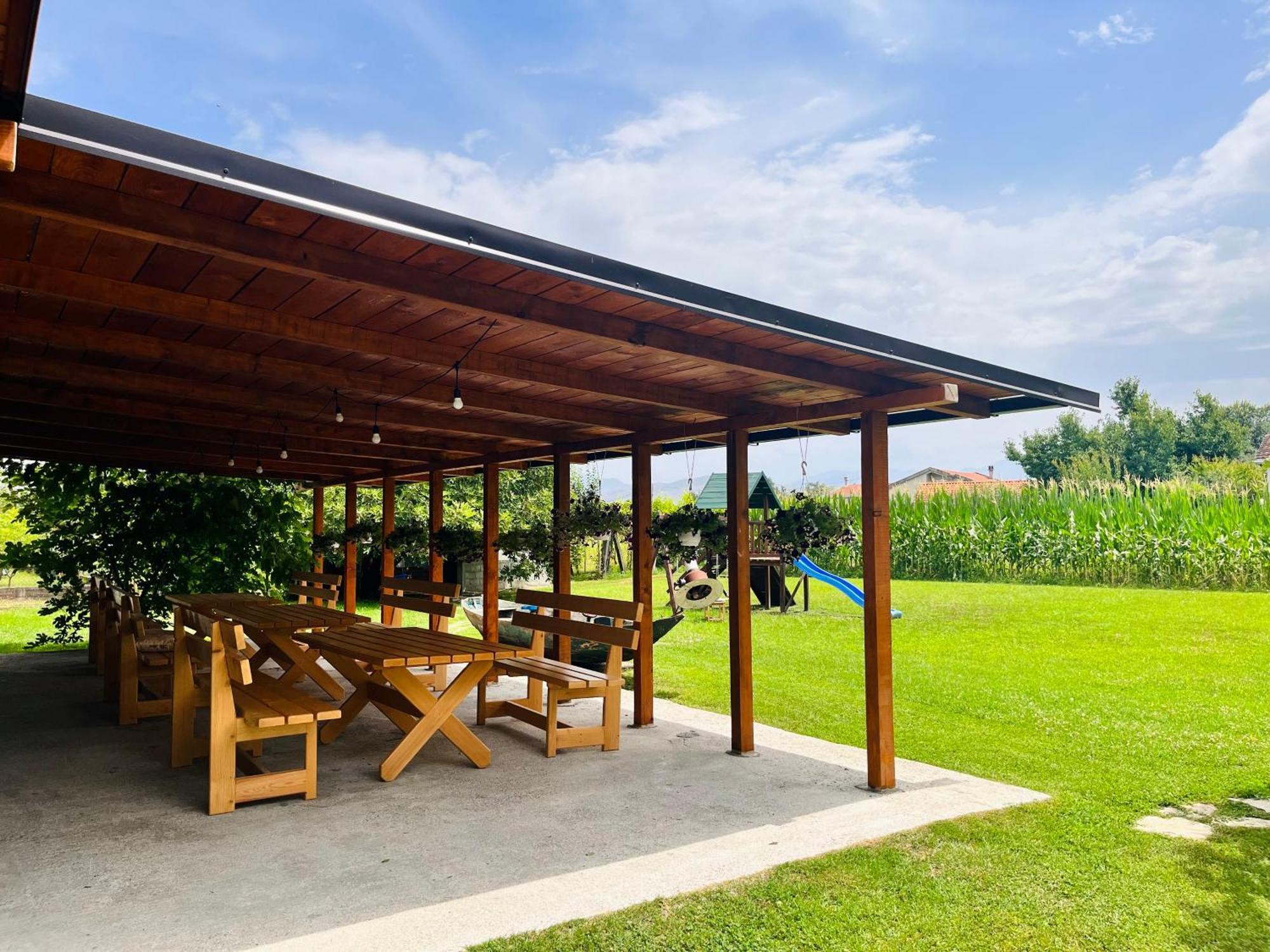 Balabani Local Stay Golubovci Екстер'єр фото