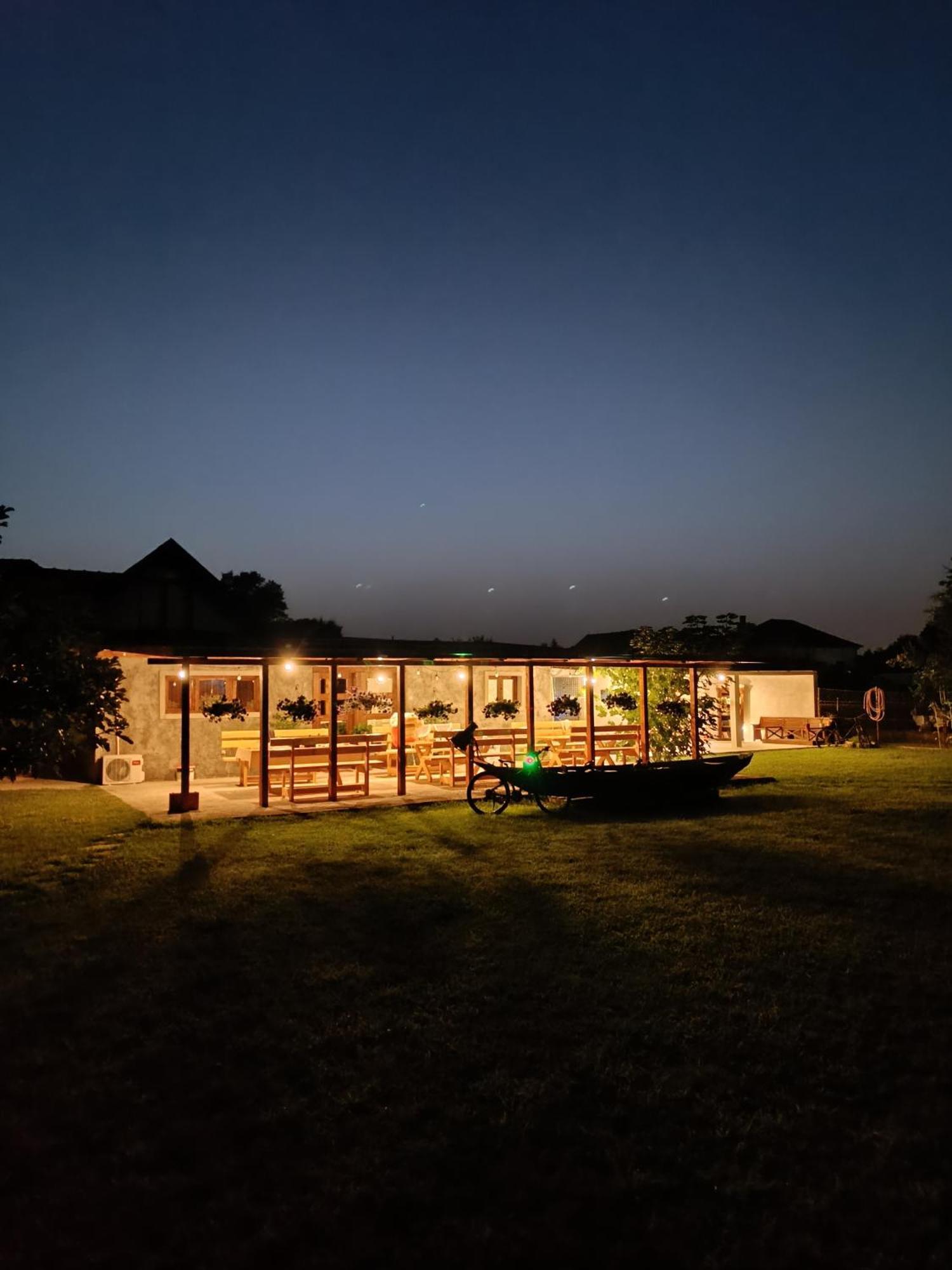Balabani Local Stay Golubovci Екстер'єр фото