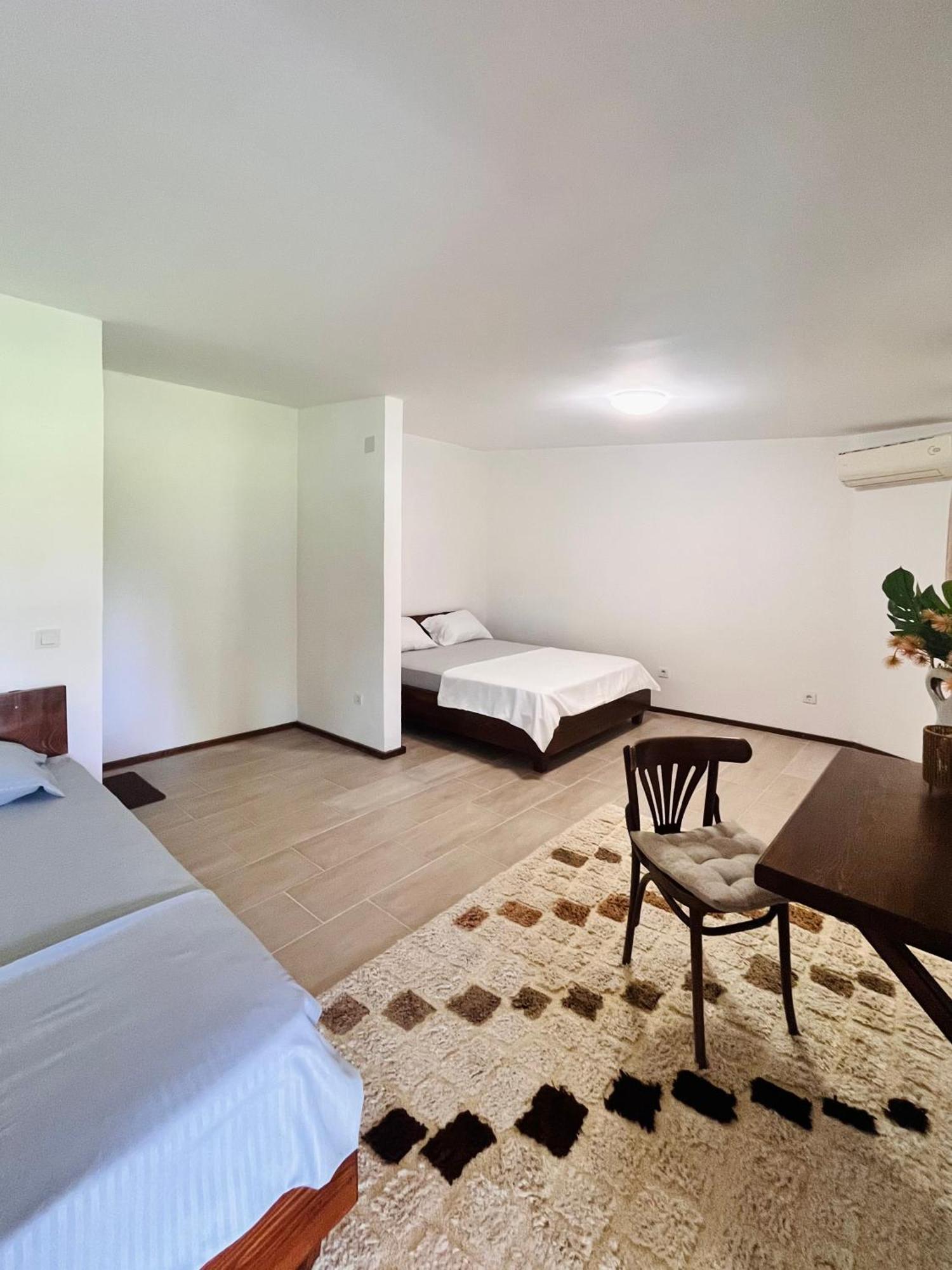 Balabani Local Stay Golubovci Екстер'єр фото