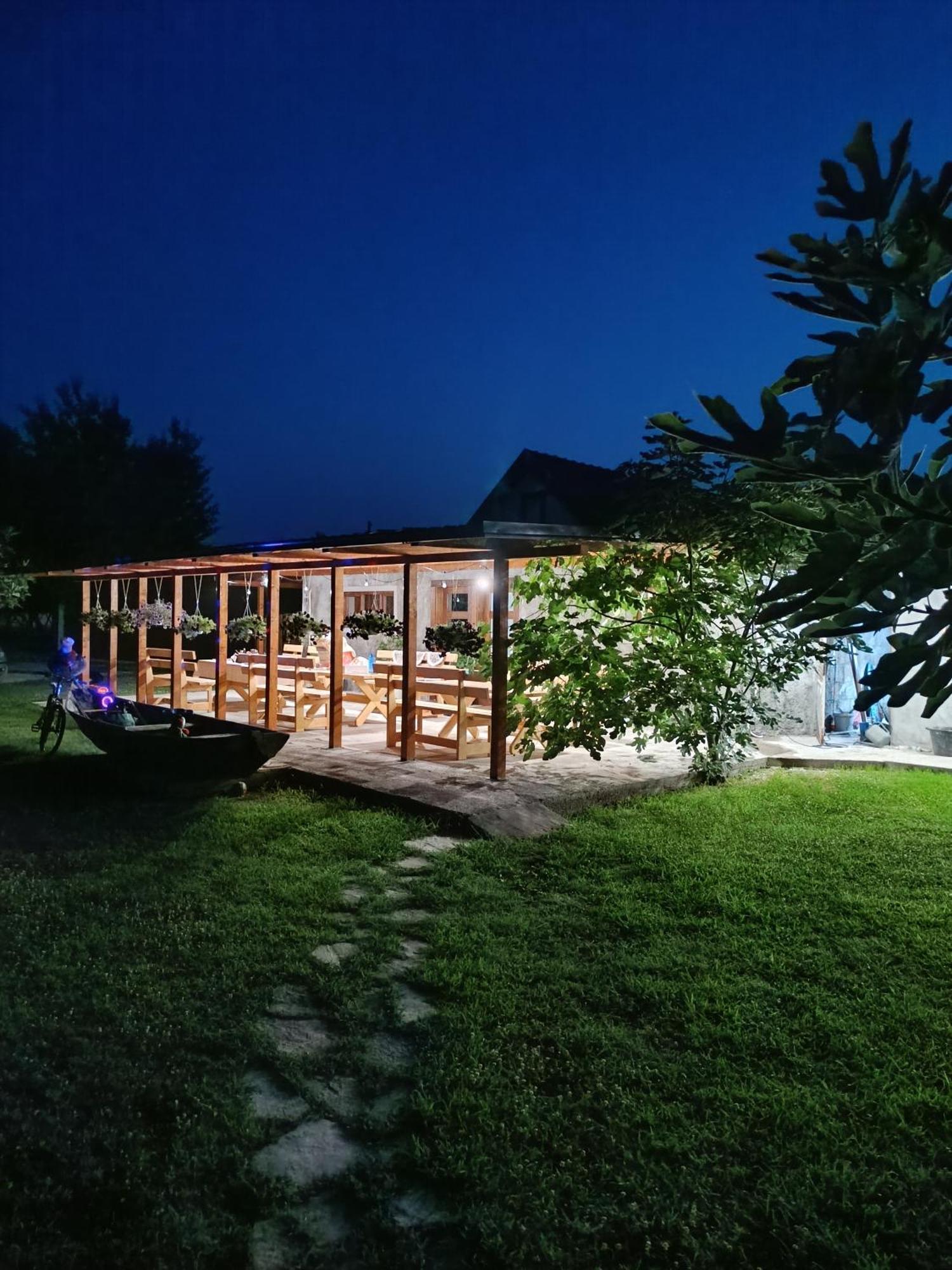 Balabani Local Stay Golubovci Екстер'єр фото