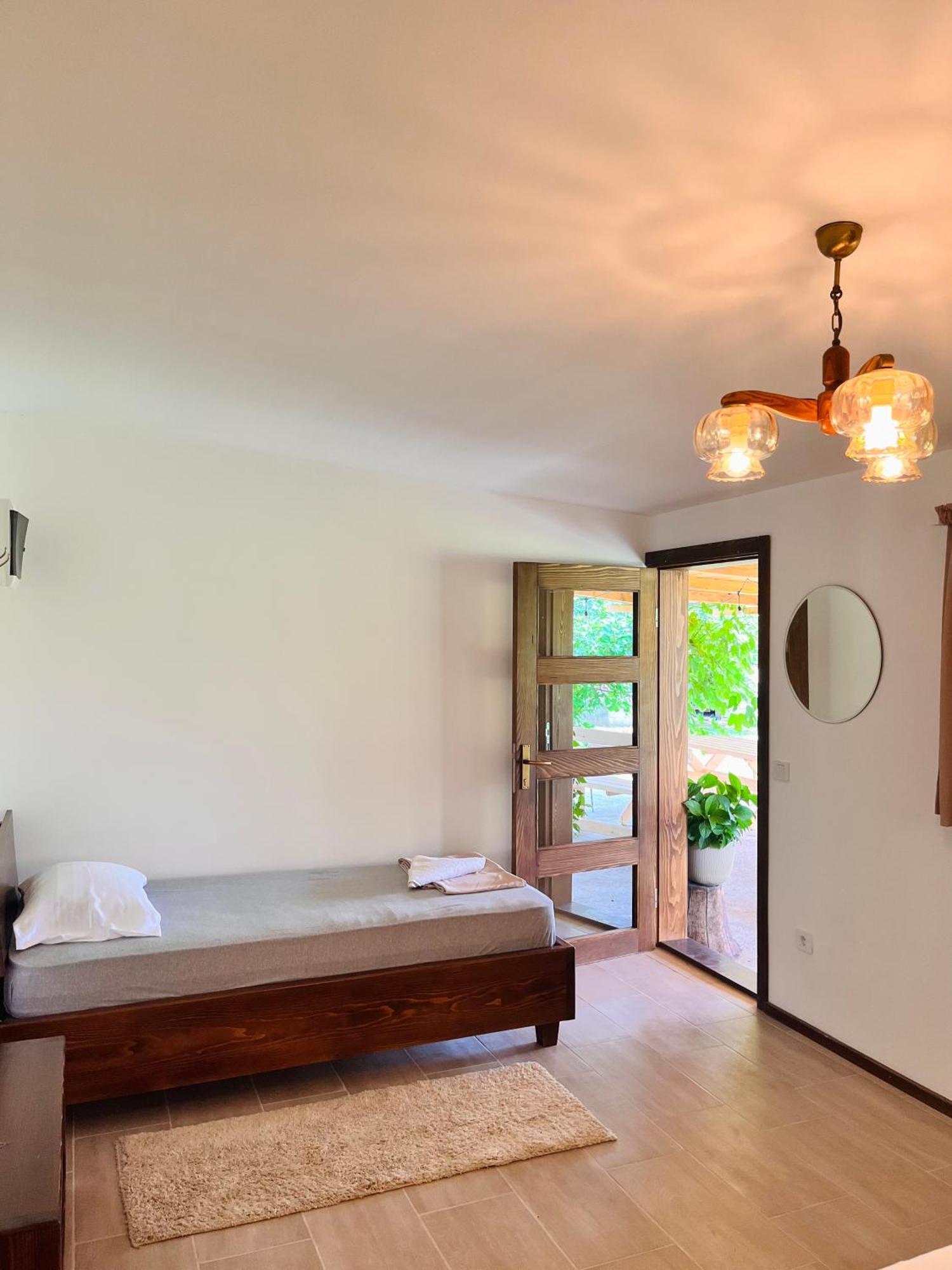 Balabani Local Stay Golubovci Екстер'єр фото