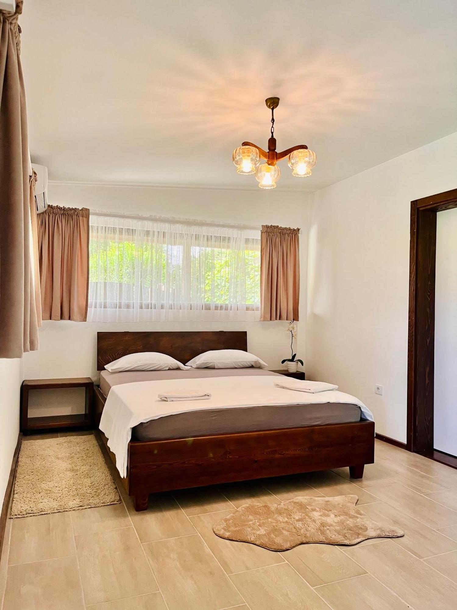 Balabani Local Stay Golubovci Екстер'єр фото